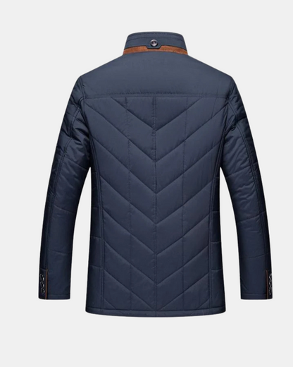 Een man draagt de rode Thibault herenjas in een stedelijke omgeving, perfect voor zowel zakelijke als casual gelegenheden.