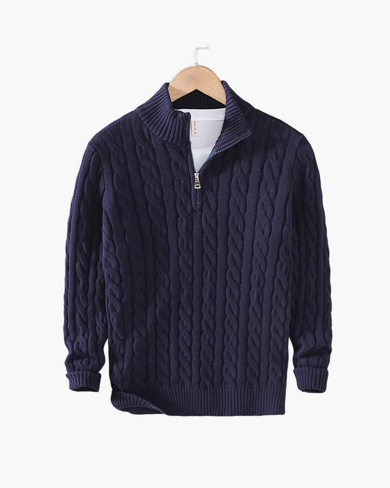 Thijs kabelgebreide trui in navy, vooraanzicht, met de rits half open voor een casual doch stijlvolle look.