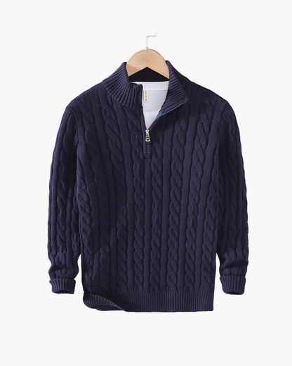Thijs kabelgebreide trui in navy, vooraanzicht, met de rits half open voor een casual doch stijlvolle look.