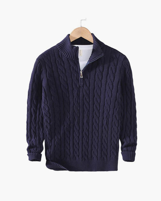 Thijs kabelgebreide trui in navy, vooraanzicht, met de rits half open voor een casual doch stijlvolle look.