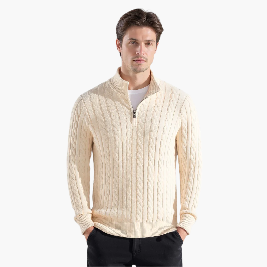 Een man lacht terwijl hij de zwarte kabelgebreide trui draagt, straalt vertrouwen en moeiteloze elegantie uit.