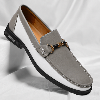 Blauwe Italiaanse leren instappers, close-up van het subtiele metalen accent en de stiksels.