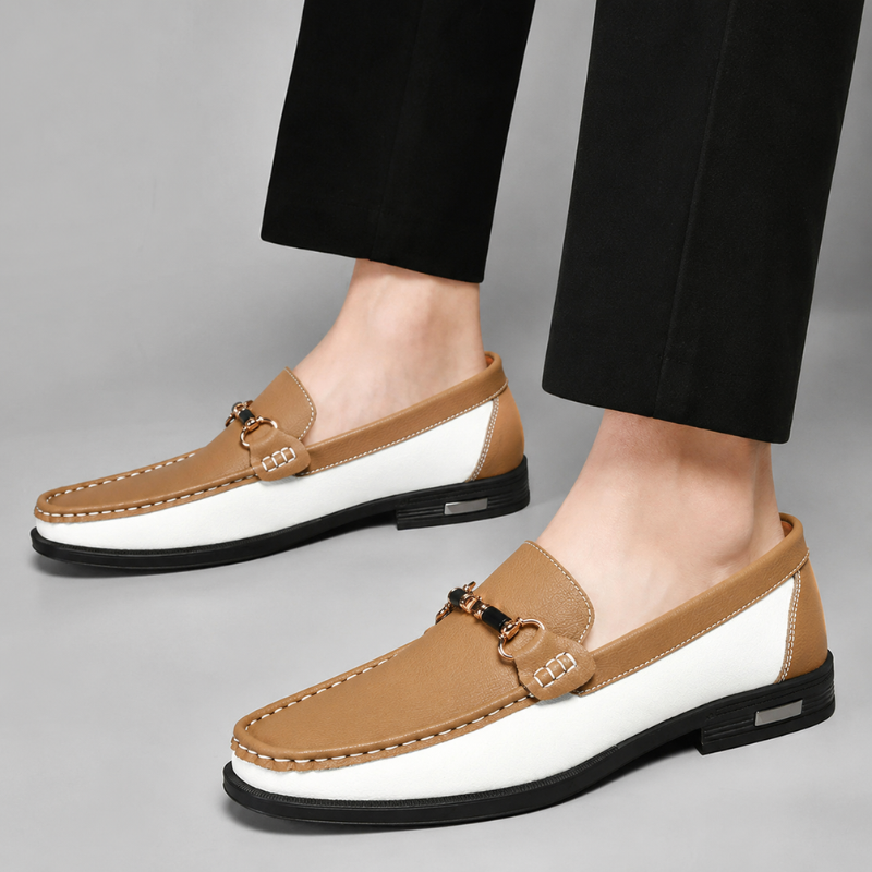 Collectie van diverse kleuren Italiaanse leren instappers, overzichtelijk naast elkaar gepresenteerd.