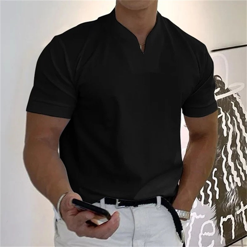Detailopname van de V-hals en de stoftextuur van het ademende Thymen Heren T-shirt.