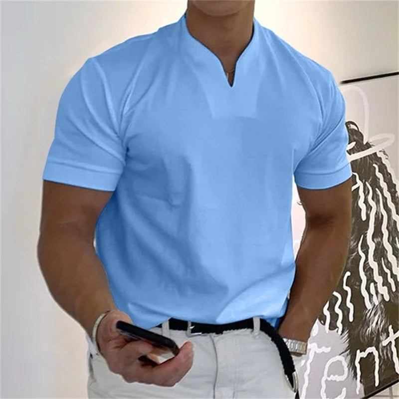 Een man ontspant in het veelzijdige Thymen Heren T-shirt, perfect voor de lente en zomer.