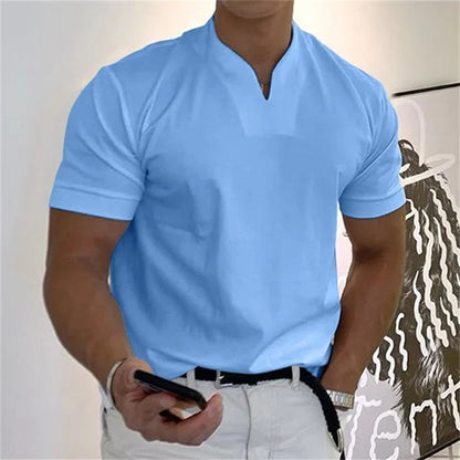 Een man ontspant in het veelzijdige Thymen Heren T-shirt, perfect voor de lente en zomer.