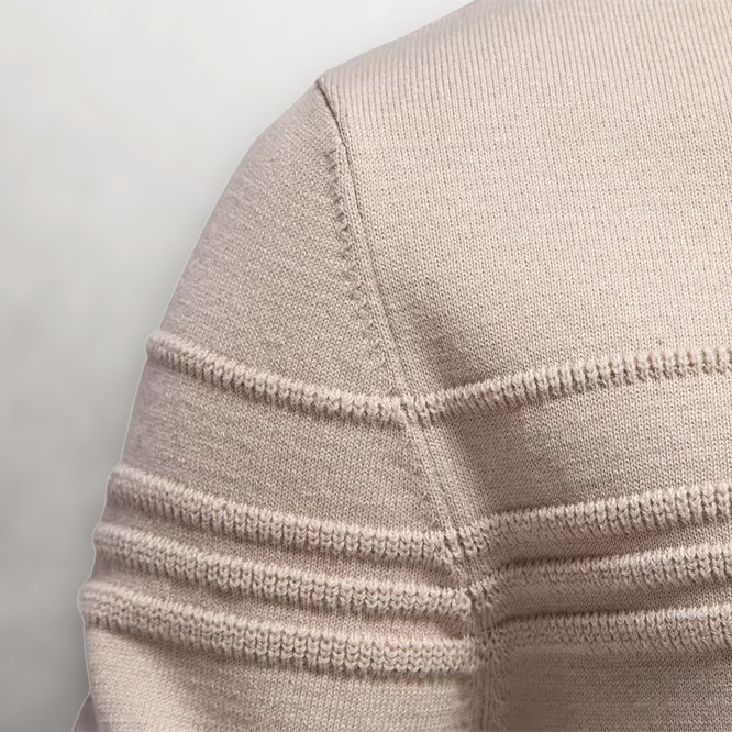 Marineblauwe sweater voor mannen, toont de veelzijdigheid en het gemak voor seizoensovergangen.