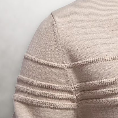 Marineblauwe sweater voor mannen, toont de veelzijdigheid en het gemak voor seizoensovergangen.