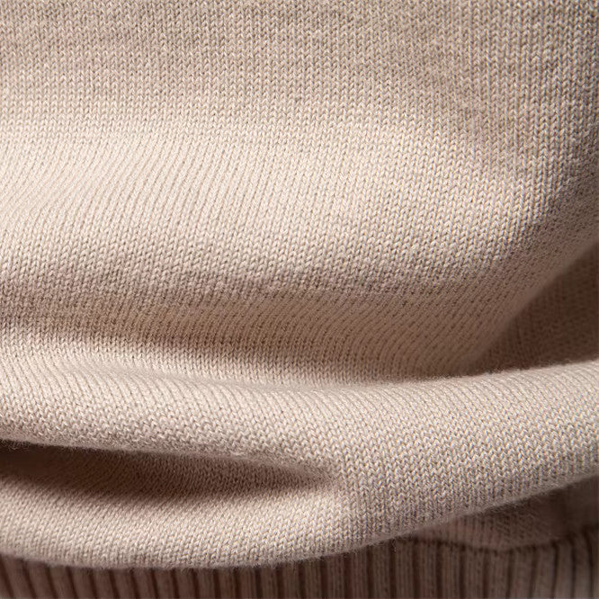 Bordeauxrode katoenen sweater, schuin aanzicht, benadrukt de kwaliteit van het materiaal en de pasvorm.