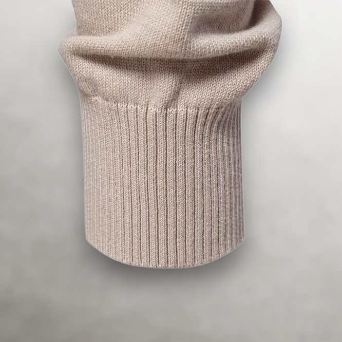 Lichtgrijze heren trui, lifestyle shot, toont hoe de sweater comfortabel en stijlvol gedragen kan worden.