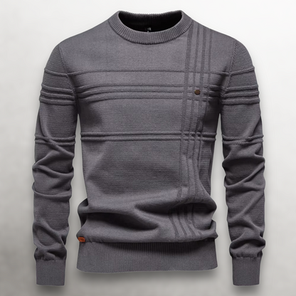 Gedetailleerde close-up van de geribbelde kraag en het tonale breisel van de grijze katoenen sweater.