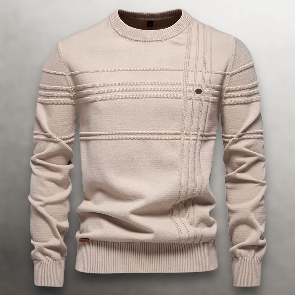 Beige heren sweater gedragen door een model, toont de slanke pasvorm en het comfortabele midweight breisel.