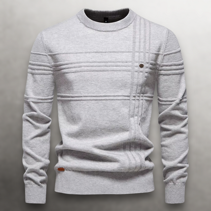 Lichtgrijze heren sweater, rugaanzicht, benadrukt de verfijnde structuur en de hoogwaardige afwerking.