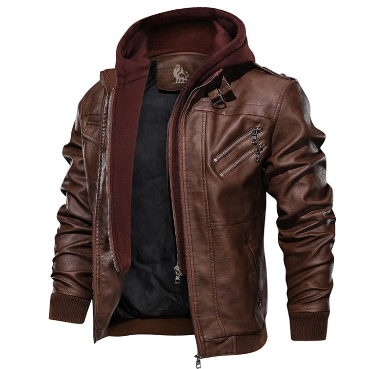 Vooraanzicht van het Tobin leren jack in bruine tint, met afneembare capuchon en robuuste ritsdetails.