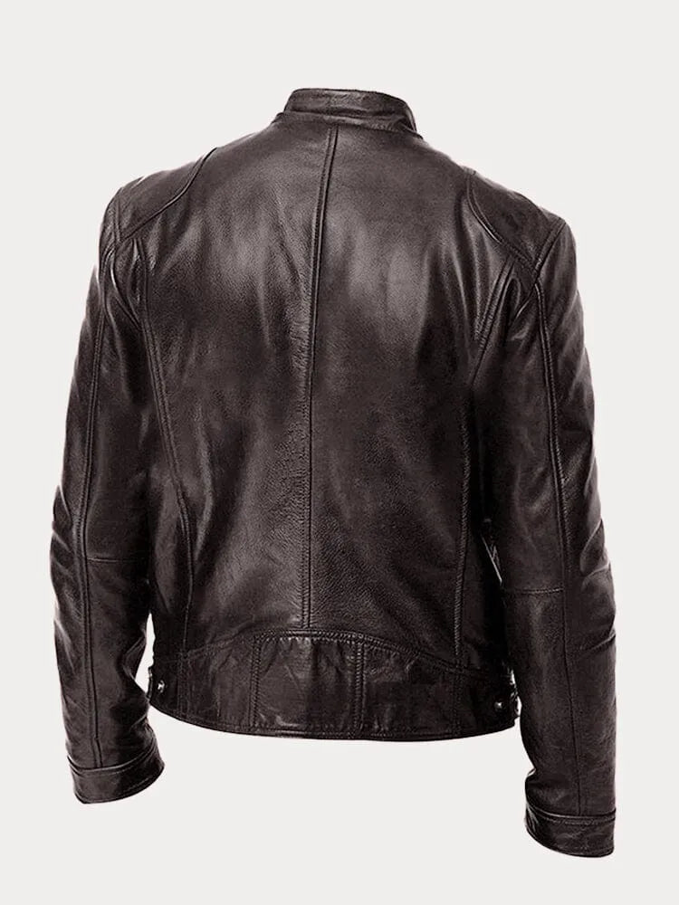 Kaki leren jas gedragen door een man in een stedelijke omgeving, casual gestyled.