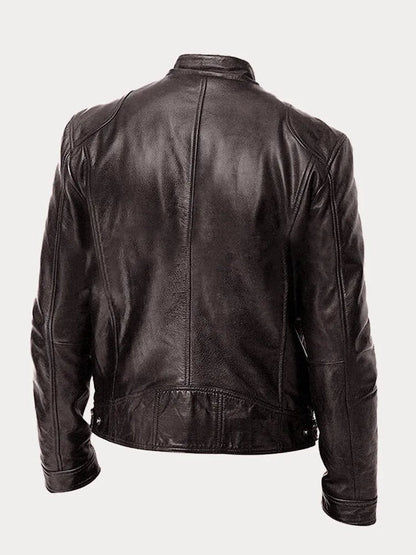 Kaki leren jas gedragen door een man in een stedelijke omgeving, casual gestyled.