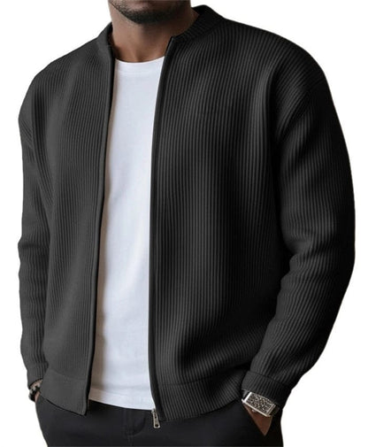 Een man draagt de mintgroene gebreide jas met ritssluiting over een wit T-shirt, casual en toch stijlvol.