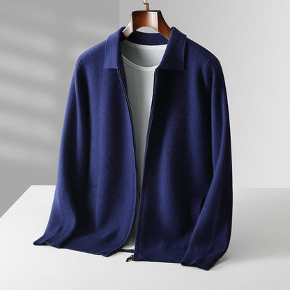 Model toont de flexibiliteit van de crème-kleurige Merino wollen trui, comfortabel in beweging.