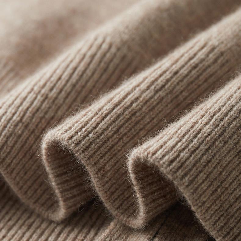 Overzicht van alle beschikbare kleuren van de Merino wollen trui, van olijf tot crème, gepresenteerd als een collectie.