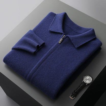 Zijaanzicht van de elegante marineblauwe Merino wollen trui, met aandacht voor de pasvorm en de ritssluiting.