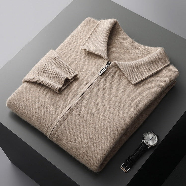 Achterkant van de beige Merino wollen trui, die de strakke afwerking en het comfortabele design benadrukt.