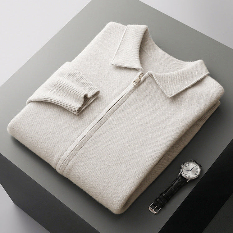 Model draagt de crème-kleurige Merino wollen trui open over een wit T-shirt, casual en stijlvol.