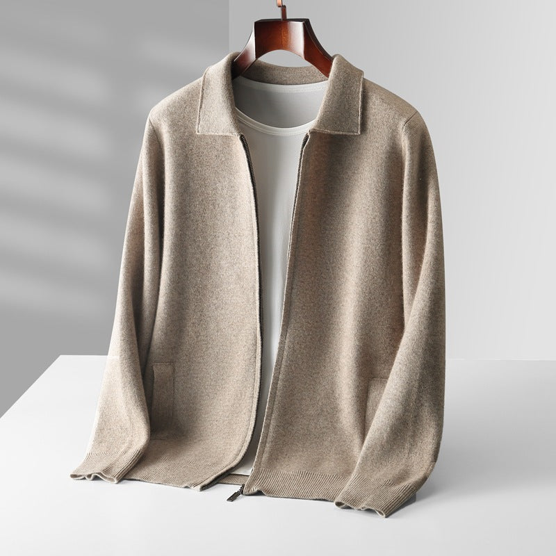 Lifestyle shot van de marineblauwe Merino wollen trui, gedragen in een stedelijke omgeving, perfect voor dagelijks gebruik.