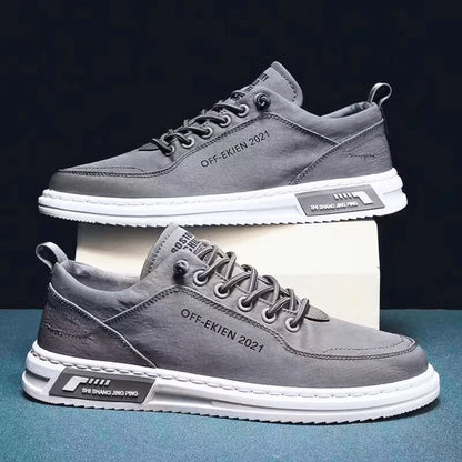 Zwarte Bode sneakers gedragen door een man, staand in een ontspannen pose, perfect voor een casual outfit.