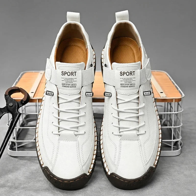Zwarte leren herensneakers met een focus op de handgemaakte afwerking aan de zijkant.