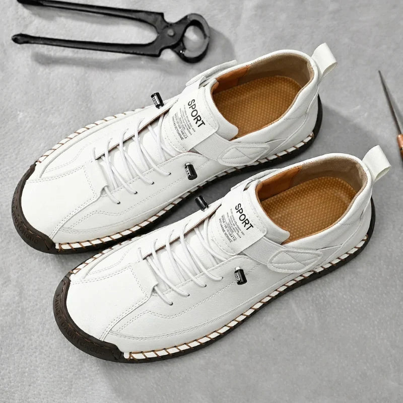 De rode leren herensneakers in een close-up van de zijkant, met de merkdetails.