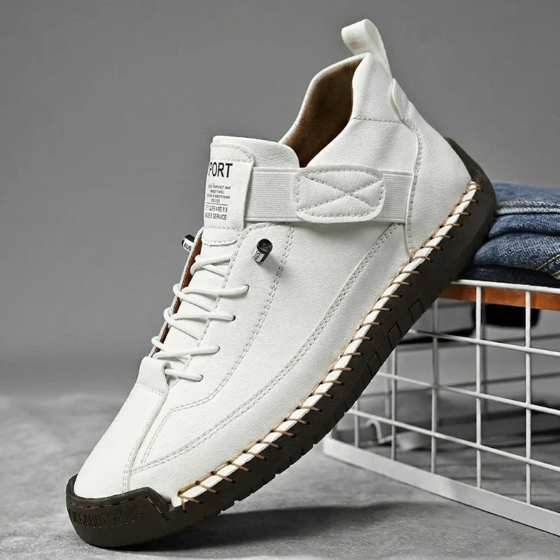 Lichtblauwe leren herensneakers gestyled met zomerse kleding, perfect voor warme dagen.
