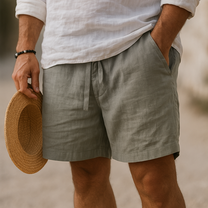 Willem katoen-linnen shorts in zwart, opgevouwen op een houten tafel, klaar voor een vakantie.