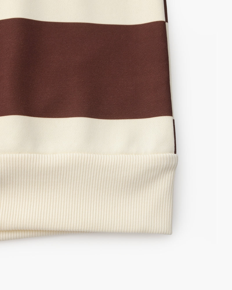 Profiel van een man die het comfortabele gestreepte T-shirt draagt, met aandacht voor de schouderlijn en mouwdetails.
