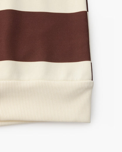 Profiel van een man die het comfortabele gestreepte T-shirt draagt, met aandacht voor de schouderlijn en mouwdetails.