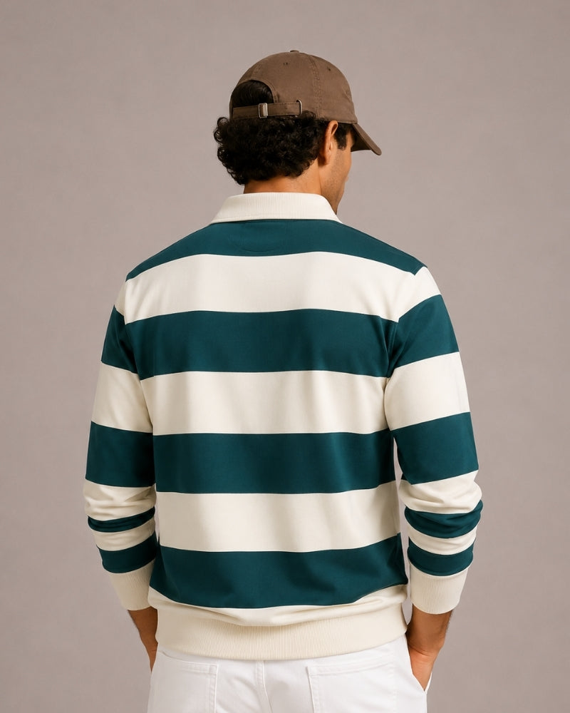 Model met een ontspannen glimlach draagt het gestreepte T-shirt, genietend van een casual moment buitenshuis.