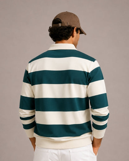 Model met een ontspannen glimlach draagt het gestreepte T-shirt, genietend van een casual moment buitenshuis.