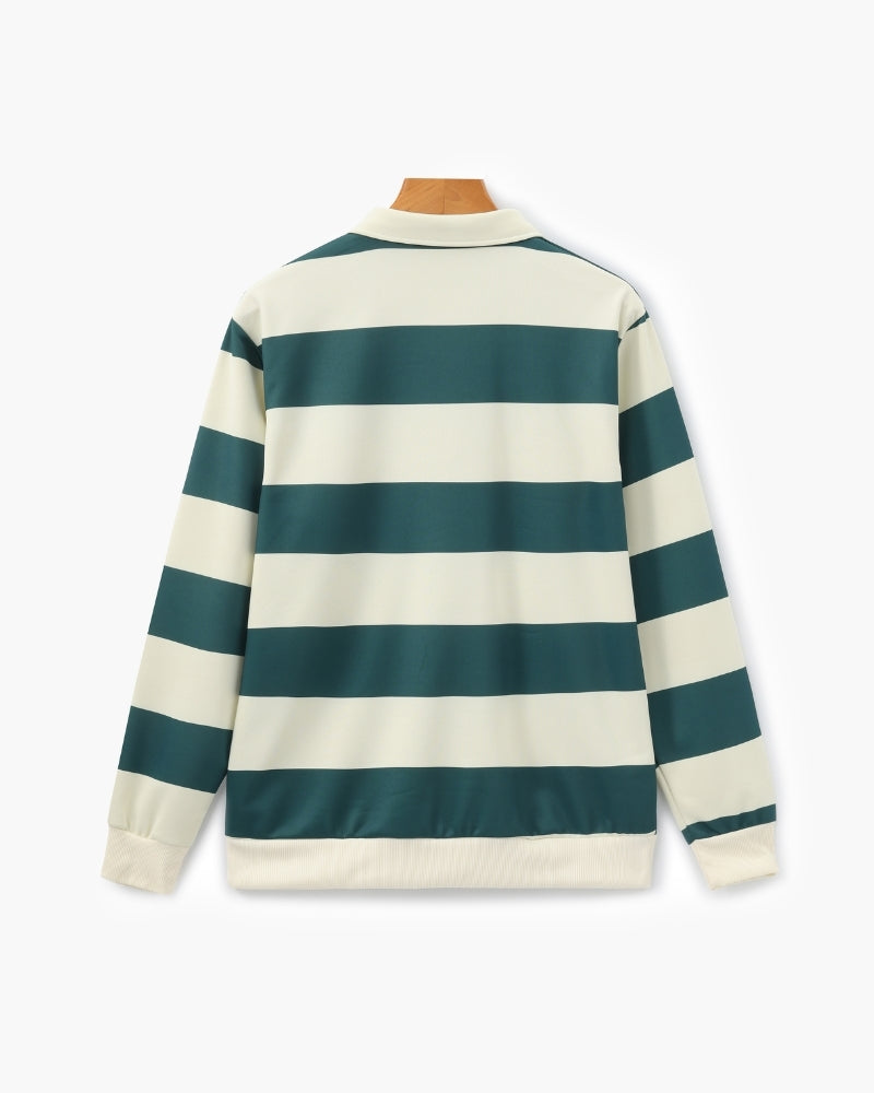 De twee kleuropties, bordeauxrood en groen, van het gestreepte T-shirt naast elkaar gepresenteerd voor vergelijking.