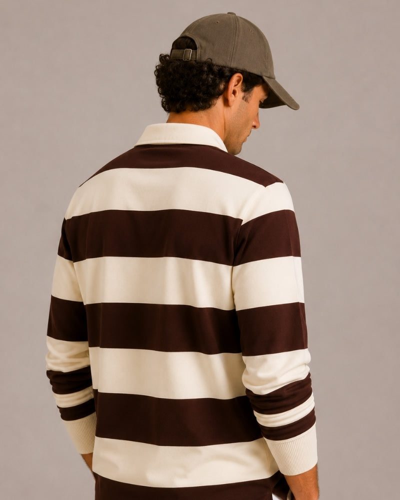 Detailopname van het zachte polyestervezel van het bordeauxrode T-shirt, waarbij de kwaliteit van de stof zichtbaar is.