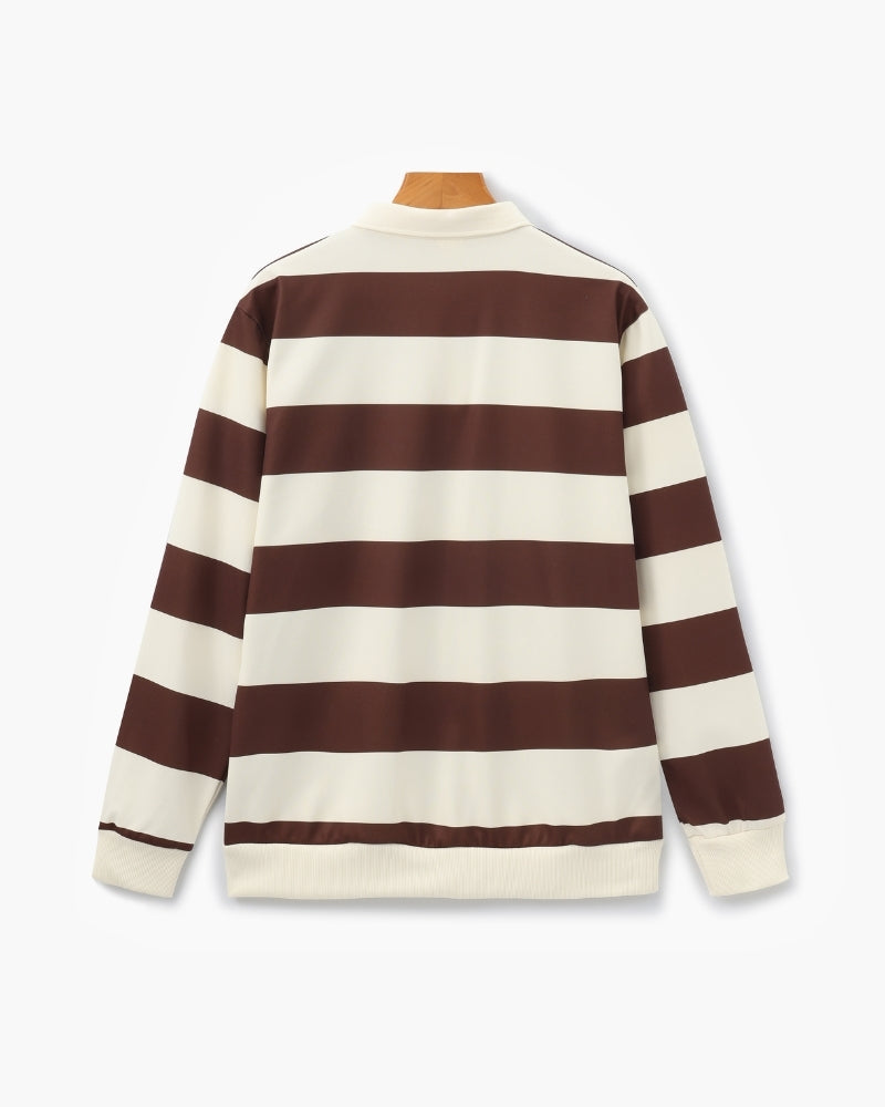 Achteraanzicht van het gestreepte T-shirt, toont het volledige patroon en de vloeiende valling op de rug.