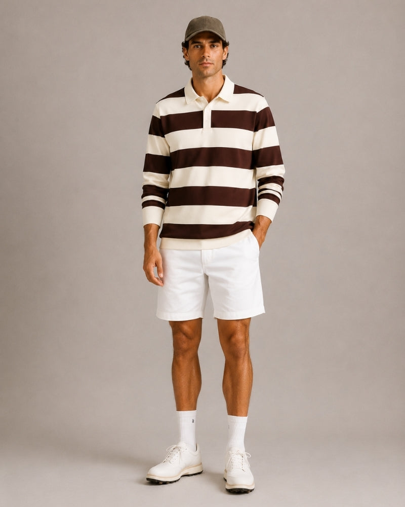 Het bordeauxrode T-shirt gestyled met een donkere spijkerbroek, voor een tijdloze en moeiteloos chique look.