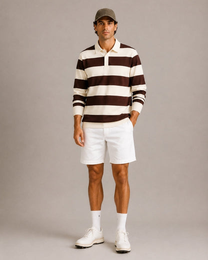 Het bordeauxrode T-shirt gestyled met een donkere spijkerbroek, voor een tijdloze en moeiteloos chique look.