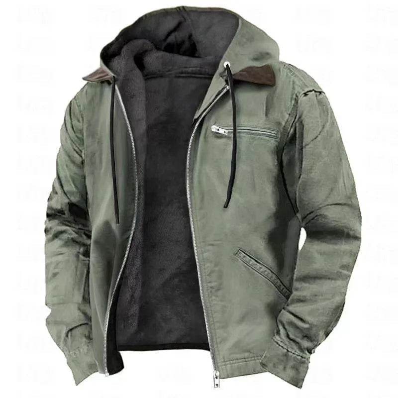 Man draagt de Zeno warme casual fleece jas in een ontspannen setting, toont de veelzijdigheid van het kledingstuk.
